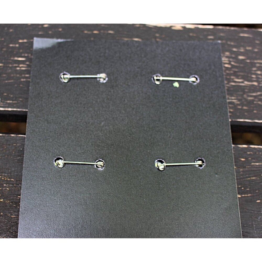 LUSH Cosmetics - 4 Statement Pins + 2 Knot Wraps + 2 Empty Boxes for Storage - Picture 3 of 6